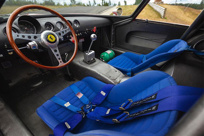 Chưa hết, chiếc Ferrari 250 GTO mới tìm thấy người mua với mức giá 48,4 triệu đô này cũng có một quá khứ huy hoàng. Cụ thể nó đã từng giành giải vô địch National GT Championship của Ý vào năm 1962.