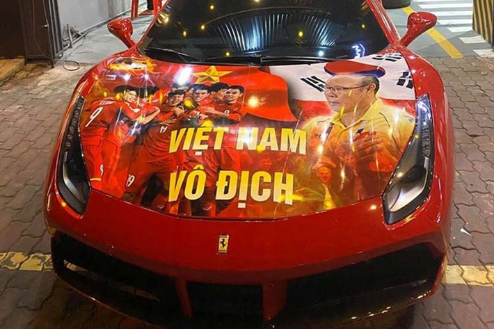Ferrari 488 Spider được trang bị động cơ V8 tăng áp kép đặt giữa, có dung tích 3.9 lít với khả năng sản sinh công suất tối đa 670 mã lực tại vòng tua 8000 vòng/phút, mô men xoắn cực đại đạt 760 Nm tại vòng tua 3000 vòng/phút. Toàn bộ 670 mã lực được truyền tới các bánh xe thông qua hộp số Getrag 7 cấp cấp ly hợp kép được phát triển theo công nghệ F1.