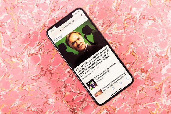 Giống người tiền nhiệm, iOS 13 sẽ cải thiện hiệu suất cho điện thoại iPhone 11 mới. Táo khuyết cho biết, hệ điều hành mới giúp tăng tốc độ mở khóa Face ID nhanh hơn 30%, giảm kích thước ứng dụng hơn 50% và các bản cập nhật hơn 60%. Khả năng khởi chạy ứng dụng cũng tăng gấp đôi so với trước. Ảnh: Hollis Johnson/Business Insider.
