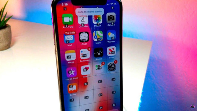 Voice Control điều khiển iPhone chỉ bằng giọng nói. Người dùng có thể điều hướng và nhập liệu bằng cách sử dụng giọng nói hay cử chỉ. Từ lâu, Apple đã cho phép Voice Control truy cập cài đặt iPhone, nhưng chưa bao giờ có quyền toàn diện như bây giờ. Đây là tính năng rất đáng khám phá. Ảnh: YouTube/All I Talk Is Tech.