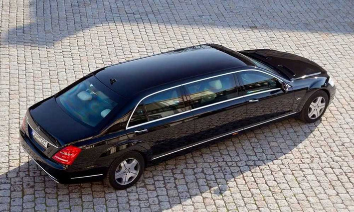 Chiếc xe bọc thép đầu tiên được Mercedes-Benz bán cho Hoàng đế Hirohito của Nhật Bản vào những năm 30 của thế kỉ trước. Pullman là tên một hãng chuyên hợp tác với Mercedes để chế tạo những chiếc limousine, trong những năm 20.