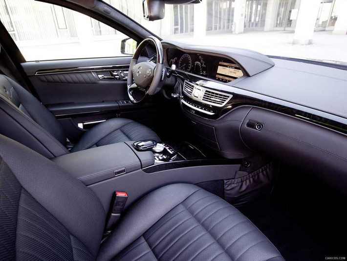 Hãng xe Mercedes-Benz cho biết, Mercedes S600 Pullman Guard được thực hiện với nhiều công đoạn phức tạp, chứ không đơn thuần là cắt đôi chiếc xe, thêm một khoang vào giữa và liên kết lại với nhau như thường làm với các mẫu limousine.