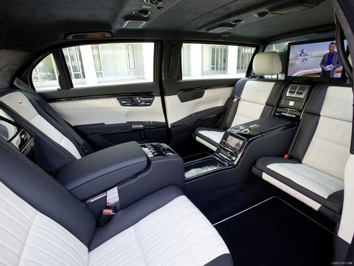 Nội thất của S600 Pullman Guard được thiết kế đặc biệt, nhưng không thiếu đi sự sang trọng thường thấy của Mercedes. Không gian sử dụng bên trong xe rộng rãi, trang bị tiêu chuẩn với tủ lạnh và một màn hình 19 inch, cùng một số tiện ích khác.