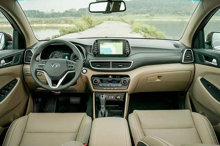 Hyundai Tucson 2019 Facelift sở hữu một không gian nội thất thiết kế mới sang trọng và tinh tế hơn với các đường gân mạnh mẽ cùng vật liệu cao cấp. Nguyên lý thiết kế HMI (Human Machine Interface) được áp dụng và nâng lên một tầm cao mới giúp Tucson sở hữu không gian nội thất đẳng cấp, tiện nghi nhưng vẫn dễ sử dụng nhất trong phân khúc.
