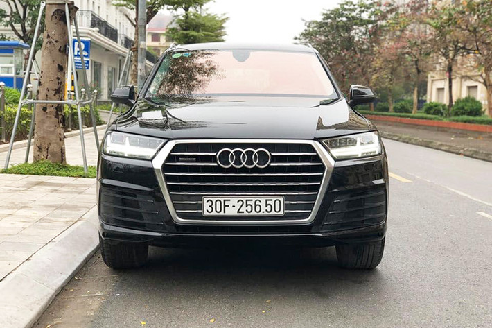 Tuy nhiên, điều làm người tiêu dùng trông đợi chính là việc chiếc xe này được trang bị vô số những option so với bản tiêu chuẩn được bán tại Việt Nam, cùng với đó là hi vọng sẽ mua được xe với một mức giá bán thanh lý rẻ hơn nhiều lần so với giá xe chính hãng.