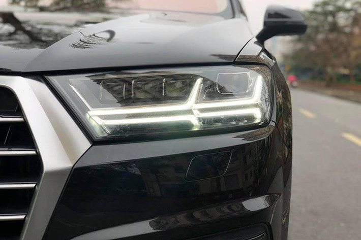 Phần đầu của mẫu xe Audi Q7 bản APEC nổi bật với gói ngoại thất S-line. Ngoài ra, chiếc Q7 phiên bản đặc biệt này còn được trang bị đèn LED Matrix, khóa điện cho tất cả các cửa tích hợp công nghệ hiển thị trên kính chắn gió (head-up display) vành hợp kim nhôm 19 inch...