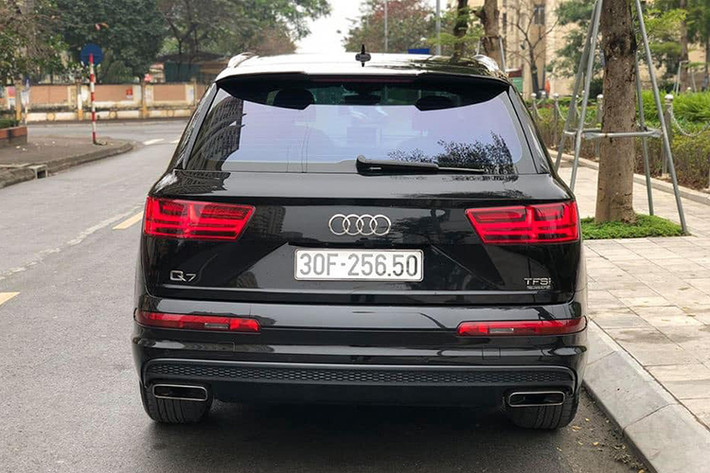 Audi Q7 mới được tinh giảm trong lượng gần 300 kg so với thế hệ trước nhờ một loạt các phát kiến mới của Audi về cấu trúc vật liệu nhẹ; trọng lượng không tải của chiếc xe chỉ nhỉnh hơn 2 tấn (không bao gồm tài xế). Phần đuôi xe với thiết kế cản sau lớn, ống xả tối màu đặt hai bên.