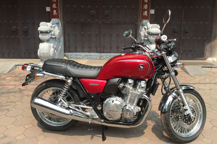 Mẫu CB1100 ABS 2015 gợi lại hình ảnh của những chiếc CB cổ điển với động cơ 1.100 phân khối.