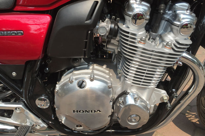 Về mặt công nghệ, Honda CB1100 ABS 2015 với thay đổi lớn nhất chính là hộp số 6 cấp, cho khả năng vận hành ưu việt hơn ở tốc độ cao, đồng thời giảm mức tiêu thụ nhiên liệu.