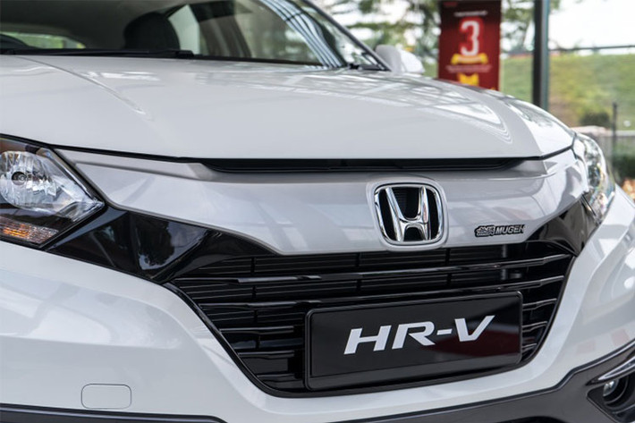 Riêng lưới tản nhiệt hình chữ U của mẫu crossover cỡ B này đã được mở rộng hơn trước. Trong khi đó, cản va được thay đổi kiểu dáng và đèn sương mù biến thành dải LED nằm ở 2 bên. Khoảng sáng gầm của mẫu xe này cũng được nâng cao theo đúng phong cách crossover.