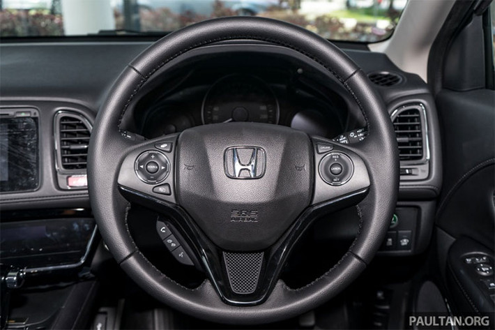 So với bản EL tầm trung, HR-V RS 2018 còn có những chi tiết khác biệt như phần thân thấp bên dưới và vỏ gương ngoại thất màu đen. Màu sơn ngoại thất đỏ Passion Red Pearl như trong ảnh chỉ dành cho bản RS thể thao, tương tự những tính năng mới như cửa sổ trời toàn cảnh Paronama và hệ thống phanh thích ứng trong thành phố CTBA.