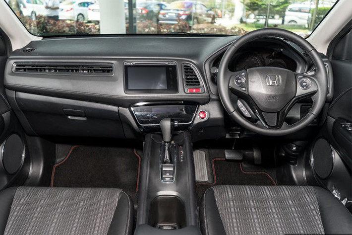 Bên trong nội thất, chiếc SUV cỡ nhỏ HR-V sở hữu các chi tiết được "bê nguyên" từ Fit sang. Tuy nhiên chiếc xe sử dụng ghế thể thao hơn cùng các lựa chọn màu nội thất cá tính là bạc-đen hoặc cam-đen. Các phiên bản cao cấp sẽ được trang bị hệ thống thông tin giải trí với màn hình 7 inch cảm ứng và kết nối smartphone trên bảng táp-lô.