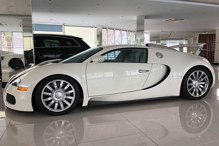 Chiếc Bugatti Veyron này thuộc phiên bản tiêu chuẩn đời 2008 từng thuộc sở hữu của đại gia Minh nhựa. Xe được hãng xe Pháp sản xuất đúng 300 chiếc trên toàn thế giới. Thiết kế của Veyron đơn giản nhưng mang tính khí động học cao, đặc trưng của của hãng siêu xe Bugatti.