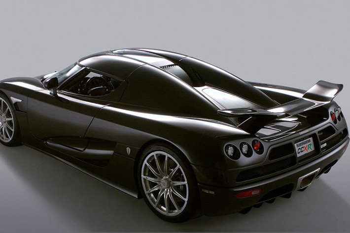 Siêu xe Koenigsegg CCXR chỉ mất có 2,9 giây để tăng tốc từ 0 đến 100 km/h và đạt đến tốc độ tối đa lên đến 410 km/h. Tốc độ này cũng cao hơn hẳn "ông hoàng tốc độ" Bugatti Veyron.