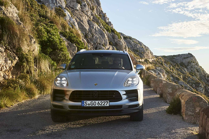 Theo đại diện hãng siêu xe Porsche, khối động cơ V6 3.0L trên Macan S mới được phát triển hoàn toàn mới, bố trí hệ thống tăng áp đơn (trước dùng twin-turbo) nằm giữa hai hàng xy-lanh giúp rút ngắn đường dẫn khí xả giữa các buồng đốt và bộ tăng áp.