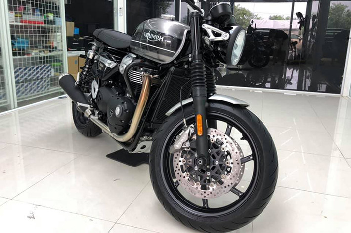 Triumph Speed Twin 2019 được đánh giá là mạnh hơn so với đối thủ Ducati Scrambler 1100 có công suất 87 mã lực và momen xoắn cực đại 88 Nm. Xe có 3 chế độ lái: đường khô, đường mưa và thể thao.