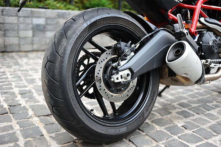 Trên Monster 797, chiếc xe đã trở về gắp đôi như 795 chứ không phá cách như "đàn anh" 796. Một trong các chi tiết nổi bật trên xe chính là hệ thống ống xả mới với bộ ống gom khí được đưa hẳn ra phía ngoài bên phải giúp tăng thêm sự cơ bắp trong tổng thể của xe.