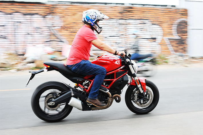 Ducati Monster 797 có sự tăng tốc đầy phấn khích sau mỗi cú nhồi ga nhờ vào mômen xoắn cực đại ở vòng tua 5.750 do đặc điểm của khối động cơ Desmodue. Xe tăng tốc rất mượt mà ở mọi dãy tốc độ cùng âm thanh đầy mạnh mẽ từ bộ ống xả nguyên bản. Đáng chú ý chính là sự ổn định của xe, người điều khiển không hề cảm nhận được độ lắc hay mất cân bằng của đuôi xe mỗi khi tăng tốc bằng những cú thốc ga.