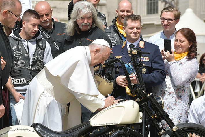 Được biết, chiếc Harley-Davidson White Unique là bản độ đặc biệt của nhóm độ xe Jesus Bikers và Wurzburg Village. Điểm đặc biệt của chiếc xe chính là các chi tiết đậm chất thiên chúa giáo và chữ ký và lời chúc của Giáo hoàng Francis trên bình xăng xe.