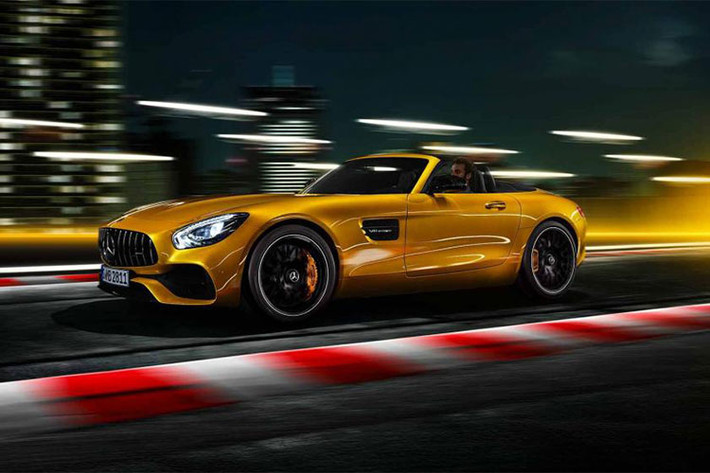 Bên cạnh đó, Mercedes-AMG GT S Roadster 2018 còn có thể đạt vận tốc tối đa 309 km/h, thấp hơn 6 km/h so với GTC. Hiện giá xe Mercedes-AMG GT S Roadster 2018 vẫn chưa được công bố tại thị trường Mỹ.