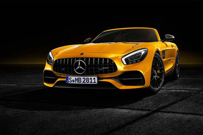 Mercedes-Benz vừa bổ sung một thành viên mới cho dòng xe thể thao AMG GT hiện vốn đã khá đông đúc. Thành viên mới của dòng xe này là Mercedes-AMG GT S Roadster 2018, được định vị giữa GT Roadster tiêu chuẩn và GT C. Dự kiến, Mercedes-AMG GT S Roadster 2018 sẽ chính thức được bày bán trên thị trường Mỹ vào cuối năm nay.