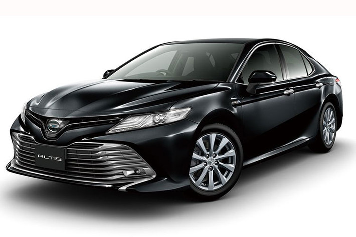 Khác Camry Hybrid 2018, Daihatsu Altis chỉ có một bản trang bị G tại thị trường Nhật với giá 3.499.200 Yên (tương đương 695,5 triệu đồng). Đây cũng là giá bán của bản G trong dòng Toyota Camry Hybrid 2018. Nếu muốn mua xe rẻ hơn, khách hàng Nhật có thể chọn Toyota Camry Hybrid 2018 bản X với giá 3.294.000 Yên (khoảng 656 riệu đồng).