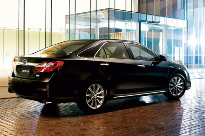 Nếu chỉ nhìn ngang thân xe, chắc chắn nhiều người nhầm nó với Toyota Camry mới, điểm khác biệt của mẫu xe này chỉ nằm ở logo của Daihatsu ở lưới tản nhiệt trên thay vì Toyota và thiết kế của bộ vành la-zăng. Bên cạnh đó, Daihatsu Altis cũng được trang bị lưới tản nhiệt dưới với các thanh ngang kéo dài đến tận 2 góc cản va, tích hợp đèn sương mù.