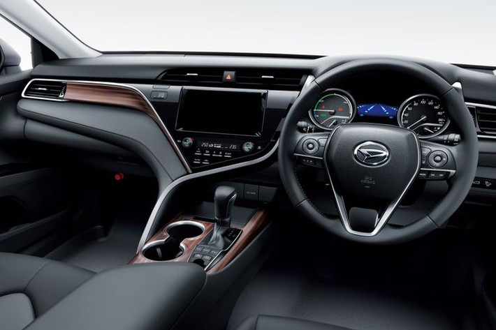 Bên trong mẫu xe Daihatsu Altis 2018 mới này là không gian nội thất cũng có thiết kế tương tự như "người anh em" Toyota Camry Hybrid 2018, trừ logo trên vô lăng. Nội thất của Daihatsu Altis được thiết kế theo phong cách tập trung vào người sử dụng không khác gì Camry Hybrid.
