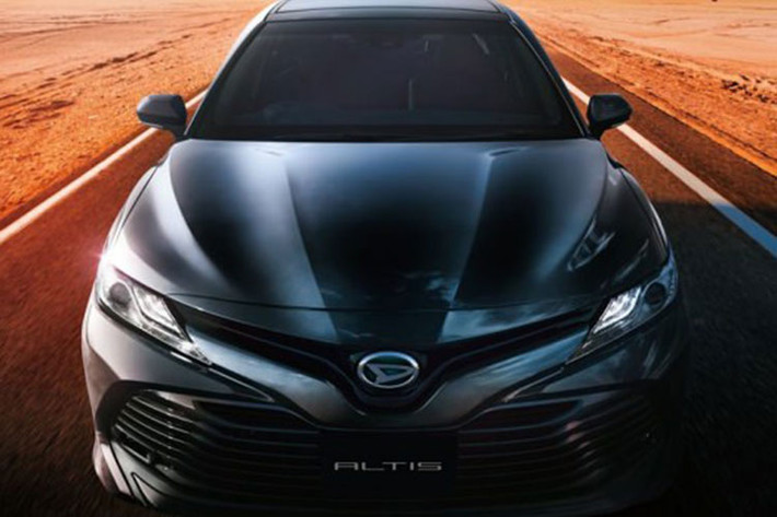 Ngoài ra, đây cũng không phải là lần đầu tiên Daihatsu bán Camry phiên bản riêng của mình tại thị trường Nhật. Trên thực tế, Daihatsu đã làm như vậy kể từ Camry thế hệ thứ 4. Cụ thể, về ngoại hình mẫu xe Daihatsu Altis mới sở hữu thiết kế gần như giống hệt với Toyota Camry Hybrid 2018.