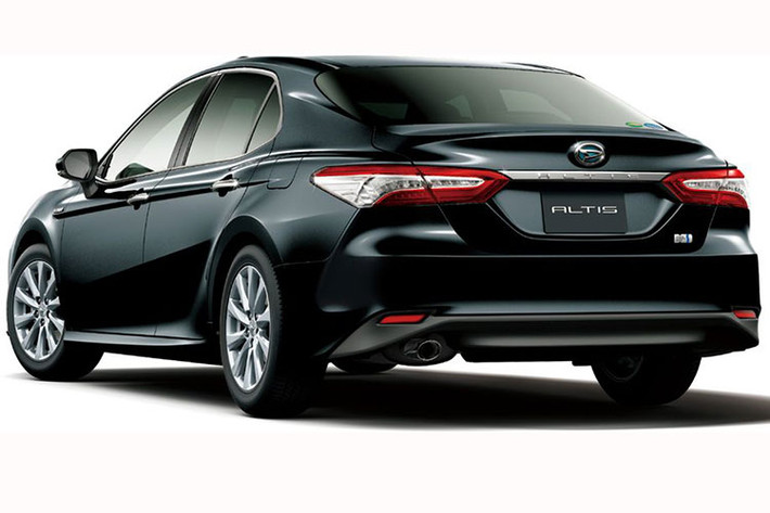 Về an toàn, Daihatsu Altis được trang bị hệ thống Toyota Safety Sense P như Camry Hybrid 2018, bao gồm phanh khẩn cấp tự động tích hợp tính năng phát hiện người đi bộ, hệ thống kiểm soát hành trình thích ứng, cảnh báo chuyển làn đường, kiểm soát vô lăng và cảnh báo giao thông phía sau.