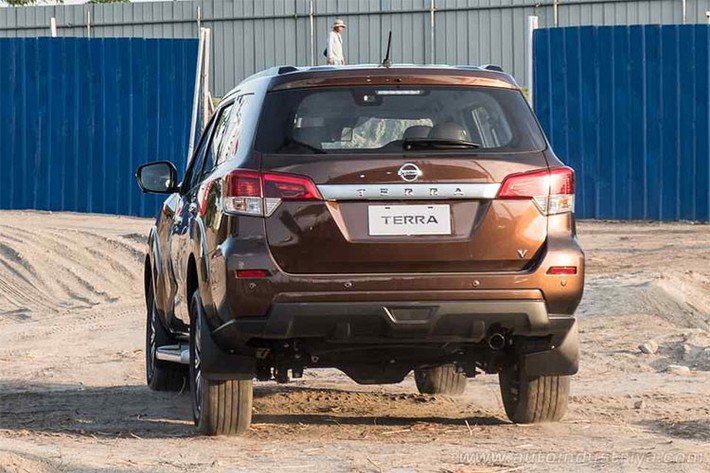 Terra sở hữu chiều dài tổng thể 4.882 mm, rộng 1.850 mm, cao 1.835 mm và chiều dài cơ sở 2.850 mm. Xe sử dụng khung gầm sát-xi rời, được trang bị lưới tản nhiệt V-Motion đặc trưng của gia đình Nissan. Thêm vào đó là góc tiếp cận 32,3 độ và góc thoát 26,6 độ và có khoảng sáng gầm 225 mm được cho là tốt nhất phân khúc.