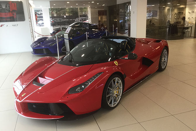 Ferrari LaFerrari Aperta được trang bị động cơ V12, dung tích 6,3 lít, sản sinh công suất tối đa 800 mã lực. Động cơ này kết hợp với mô-tơ điện có công suất tối đa 163 mã lực. Tại thị trường nước ngoài, Ferrari LaFerrari Aperta có giá khởi điểm từ 1,86 triệu Euro, tương đương 2 triệu USD.