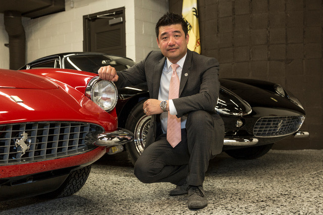 Là CEO của tập đoàn Hing Wa Lee Group chuyên bán đồ trang sức và cả bất động sản, ông David Lee hiện sở hữu trong tay khối tài sản lên đến 300 triệu USD. Không chỉ được biết đến như một doanh nhân người Mỹ gốc Á giàu có, ông Lee còn là nhà sưu tập siêu xe Ferrari nổi tiếng.