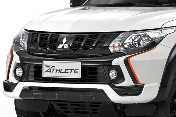 Ngoại thất của Mitsubishi Triton Athlete cũng xuất hiện nhiều đặc điểm mới hơn gồm; lưới tản nhiệt dạng tổ ong màu đen bóng, cản trước cùng cụm đèn sương mù được thiết kế mới. Xe còn được bổ sung lớp ốp nhựa đen cùng các chi tiết viền cam nhấn nhá trên cản trước, sau và thân xe.