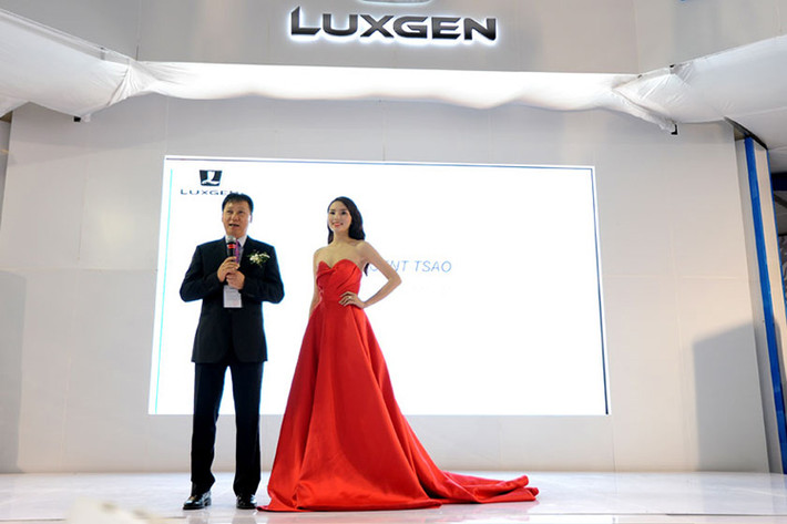 Thương hiệu xe hơi Đài Loan Luxgen cũng không kém cạnh khi mời đến gian hàng của mình Hoa hậu Việt Nam 2014 Nguyễn Cao Kỳ Duyên.