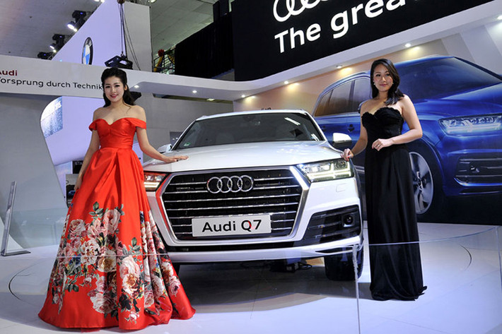 Trong khi đó, Audi Việt Nam cũng thu hút sự quan tâm của giới truyền thông khi mời Á hậu Việt Nam 2012 Dương Tú Anh và Hoa hậu Thế giới người Việt 2007 Ngô Phương Lan đứng cạnh mẫu Q7 2016 hoàn toàn mới.