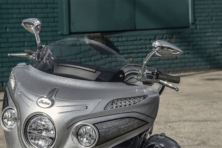 Chieftain Elite bản 2018 vẫn được trang bị quây gió lớn, với đèn xi-nhan LED được lấy từ mẫu touring hàng đầu Indian Roadmaster. Tuy nhiên, khác với phiên bản thường, phần đầu xe nổi bật với các hoạ tiết xuất hiện trên nền màu bạc cực kỳ ấn tượng.