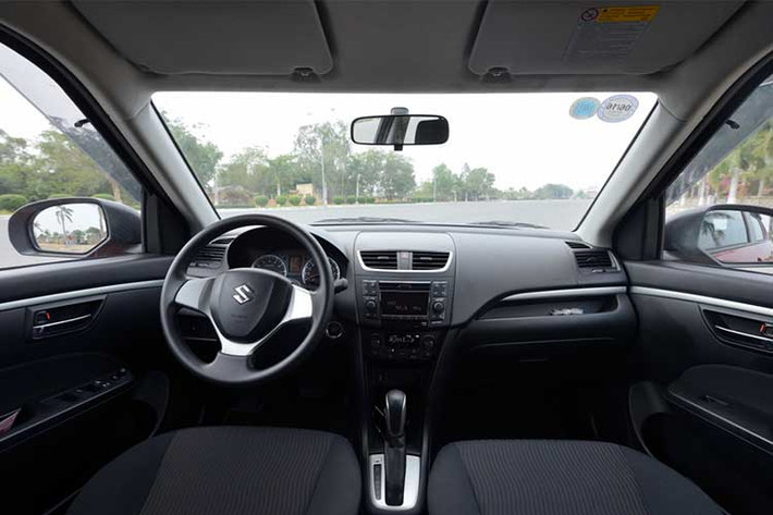 Celerio có những trang bị tiêu chuẩn như vô lăng trợ lực điện, dàn âm thanh 2 loa, dây đai an toàn ở ghế lái và 2 túi khí. Đầu đĩa 2-DIN với 4 loa, khóa cửa trung tâm, cửa sổ chỉnh điện, vô lăng gật gù, gương ngoại thất chỉnh điện. Hệ thống chống bó cứng phanh ABS cũng như phân bổ lực phanh điện tử EBD cũng được tích hợp.