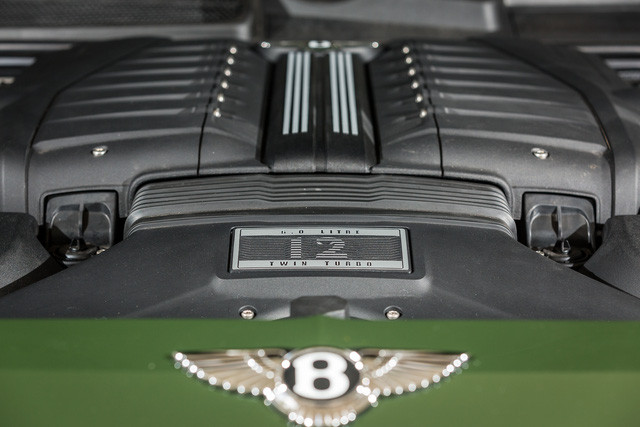 Trái tim của Bentley Bentayga là khối động cơ W12 hoàn toàn mới do Bentley nghiên cứu chế tạo, sản sinh công suất 600 mã lực và 900Nm mô-men xoắn giúp cho xe tăng tốc từ 0-100 km/h chỉ 4,1 giây, vận tốc tối đa 301km/h, dù trọng lượng không tải lên tới 2.439 kg.