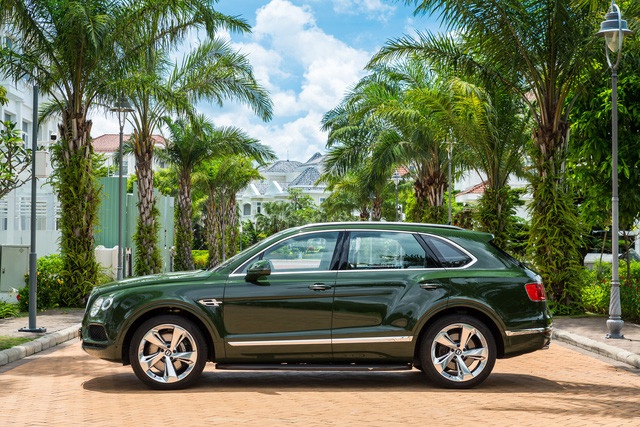 Bentley cho biết đặc điểm chung của nhóm khách hàng yêu cầu chế tác riêng xe là sự khó tính, họ đòi hỏi chiếc xe Bentley phải được gia công tỉ mỉ đến từng mũi khâu và không giống bất kỳ chiếc xe nào trên thế giới. Chiếc Bentayga W12 mà Bentley Hà Nội bàn giao tới khách hàng lần này là một trong những chiếc xe bespoke – được chế tác riêng đó.