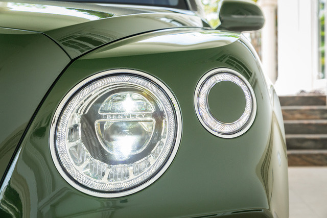 Cụm đèn pha của xe trang bị dạng LED được cắt vát rất đặc trưng của Bentley đi kèm với đèn LED chạy ban ngày với thiết kế khá ấn tượng.