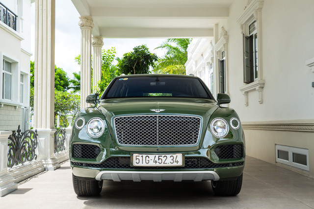 Về tổng thể, chiếc siêu SUV nhanh nhất Thế giới này sở hữu thiết kế nổi bật với những đường nét thiết kế vuông vức, phần đầu là bộ lưới tản nhiệt lớn dạng hình thang đặc trưng cùng cụm đèn pha hình tròn cổ điển. Cụm đèn sương mù dạng gương cầu với viền hình tròn độc đáo.