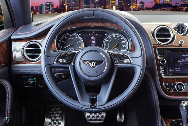 Bên trong nội thất chiếc Bentayga W12 Bespoke là cả một câu chuyện mà những nghệ nhân Mulliner muốn truyền tải tới khách hàng. Vẫn là thứ nội thất xa xỉ được chế tác cầu kỳ, các nghệ nhân lành nghề nhất của Mulliner đã dành ra 100 giờ để hoàn thiện nội thất trên chiếc Bentayga.