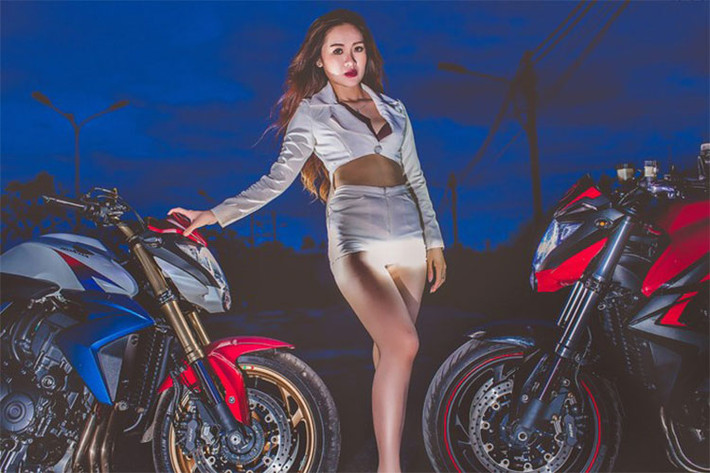 Nữ chân dài Việt quyến rũ với những đường cong nóng bỏng, khoe dáng bên cạnh hai chiếc xe môtô Honda CB1000R thuộc "hàng hot" nhất trên thị trường hiện nay, đã thu hút mọi ánh nhìn của cánh mày râu mê xe.