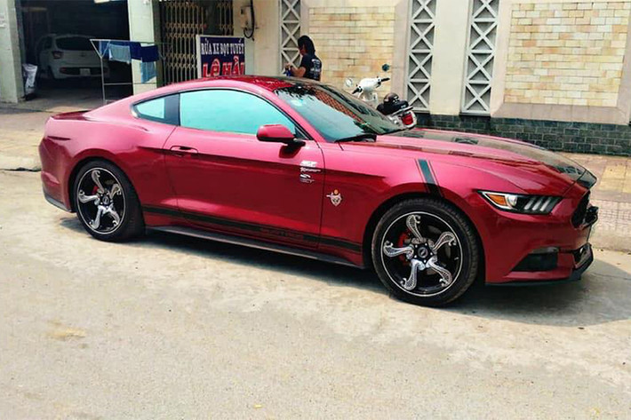 Ford Mustang độ mâm và vô-lăng tại Đồng Nai sử dụng động cơ EcoBoost 4 xi-lanh, tăng áp, dung tích 2,3 lít, sản sinh công suất tối đa 310 mã lực và mô-men xoắn cực đại 434 Nm. Sức mạnh được truyền tới bánh thông qua hộp số tự động 6 cấp giúp cho xe chỉ mất khoảng 5,5 giây để tăng tốc lên 100 km/h từ vị trí xuất phát.