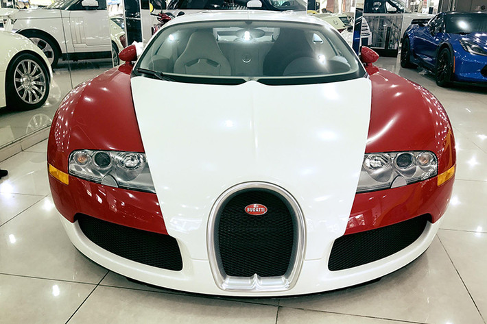 Vào năm 2012, chiếc Bugatti Veyron này thuộc diện xe của Việt kiều hồi hương nên được ưu đãi thuế chỉ có giá khoảng 2,3 triệu USD (tương đương hơn 40 tỷ đồng - tính theo mệnh giá USD năm 2012). Thời điểm này, chả có một ai dám bỏ ra gần 50 tỷ để rước 1 con xe về “trùm mền”, nếu có nói ra chắc chắn nhiều người sẽ cho đó là điều không tưởng.