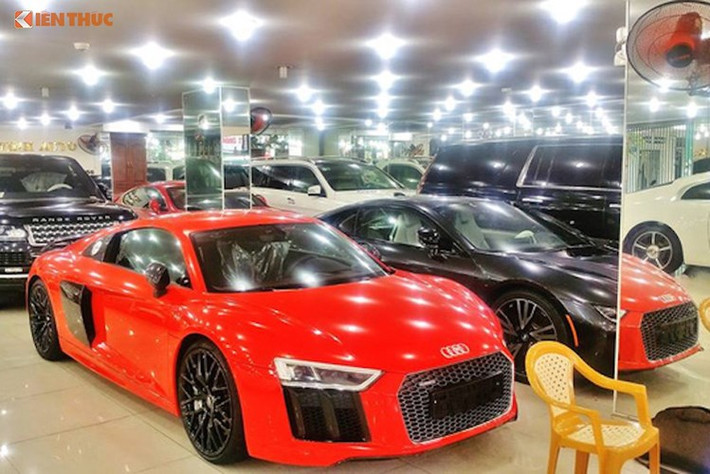 Audi R8 V10 Plus màu đỏ nổi bật và hoàn toàn tương phản với chiếc BMW i8 màu đen độc đáo từng là hàng "hot" vào năm 2015 bên cạnh. Hiện tại, showroom này cũng là nơi đầu tiên và duy nhất tại Việt Nam nhập về chiếc siêu xe sang mui trần Aston Martin Vanquish Volante.