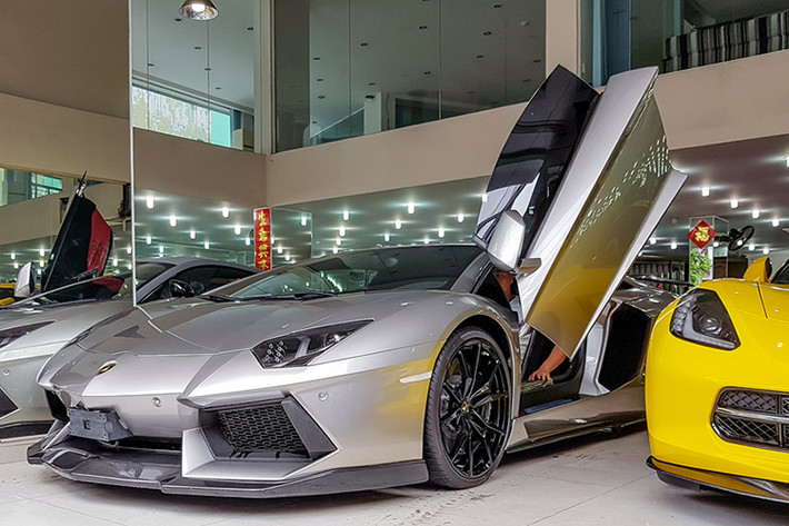 Không chỉ nhập những chiếc siêu xe từ nước ngoài về bán, showroom này cũng nhận ký gửi những siêu xe cũ của các đại gia Việt, khiến nó trở thành một trong những "thánh địa" thực sự của những người yêu xe hơi tại Việt Nam khi luôn có bóng dáng những siêu xe "hot" nhất.