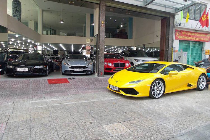 Showroom này cũng chính là nơi nhập khẩu chiếc McLaren 650S màu xanh duy nhất tại Việt Nam hiện nay. Đa số những chiếc siêu xe 650S khác đều có màu cam. Ngay cả "hàng khủng" Lamborghini Aventador SV, với số lượng sản xuất trên thế giới chỉ 600 chiếc và mức giá gần 500.000 USD tại nước ngoài cũng đã được chủ showroom "mạnh dạn" đưa về.