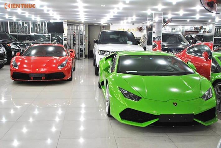 Trong ảnh là bộ đôi "kỳ phùng địch thủ" Lamborghini Huracan và Ferrari 488 GTB. Đây là những siêu xe tầm trung "hot" nhất tới từ Ý hiện nay và cũng xuất hiện trong showroom này. Phía sau chúng là những chiếc SUV hạng sang trị giá hàng tỷ đổng là Range Rover và Lexus LX570.